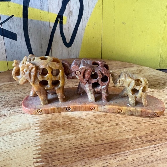 Vintage Hand-Carved~ Row of 3 Elephants Soapstone Figurines 🐘 - Picture 4 of 17